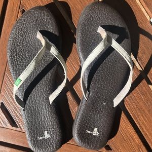 Sanuk flip flops 9.5-10.